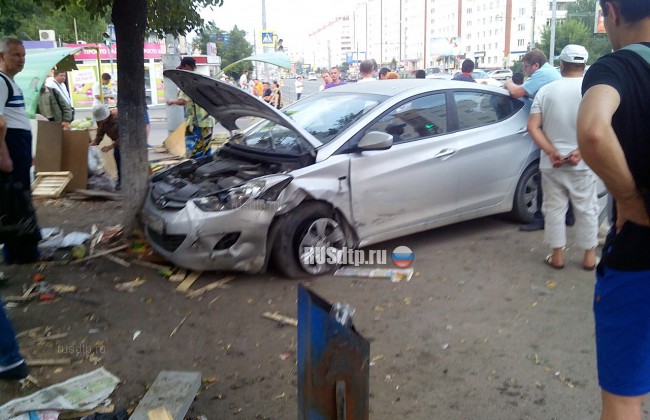 В Челябинске автомобиль врезался в остановку с людьми