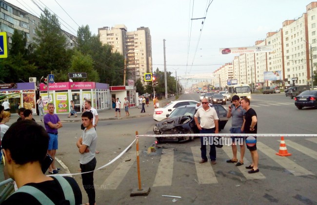 В Челябинске автомобиль врезался в остановку с людьми