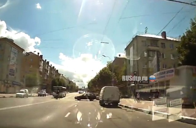 В Брянске мотоциклист залетел под автобус
