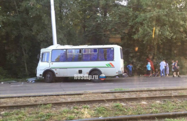 Девять человек пострадали при столкновении автобуса со столбом в Уфе