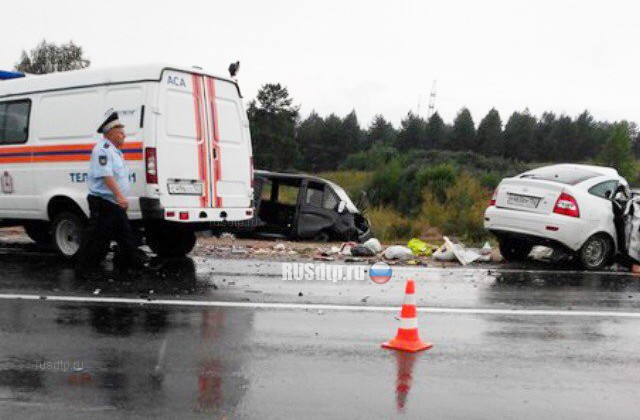 Микроавтобус и два автомобиля столкнулись в Нижегородской области