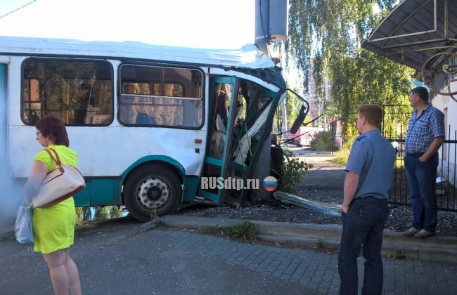 Пять человек пострадали при столкновении автобуса со столбом в Нижнем Новгороде