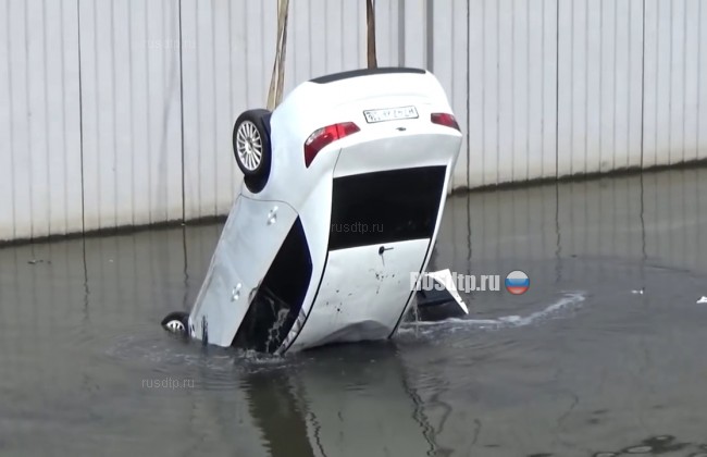 В Казани автоледи перепутала педали и упала в реку Булак