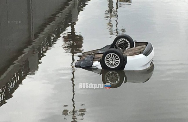 В Казани автоледи перепутала педали и упала в реку Булак