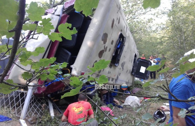 Пассажирский автобус упал в пропасть в Крыму