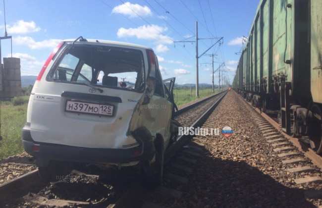 Один человек погиб в ДТП с поездом и микроавтобусом в Приморье