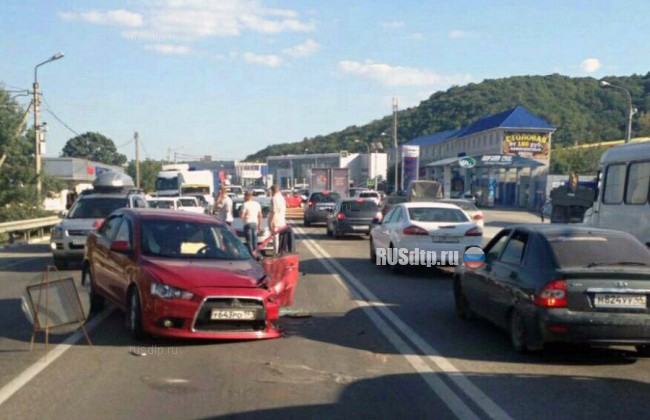 ВИДЕО: в Новороссийске зерновоз без тормозов снёс 7 автомобилей