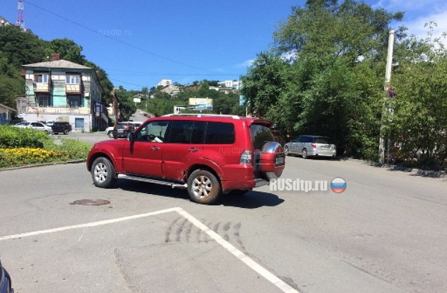 Во Владивостоке опрокинулся грузовик