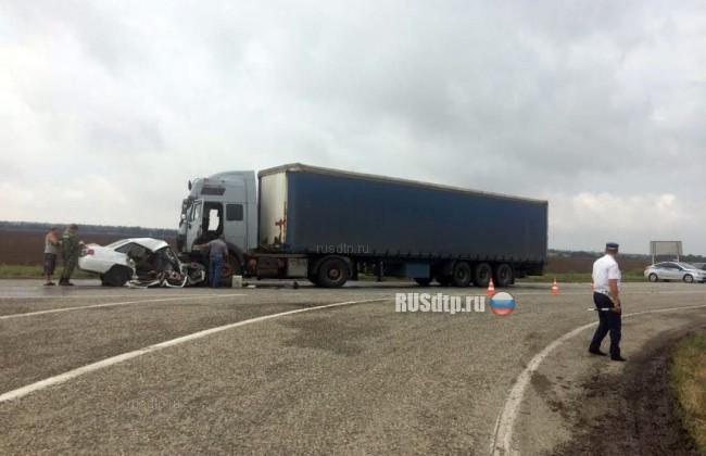 Три человека погибли при столкновении грузовика и легковушки на Ставрополье