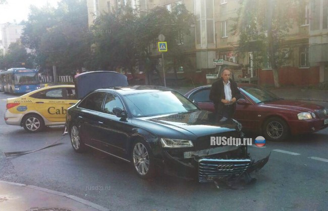Автомобиль с номерами «АМР» попал в ДТП в Москве