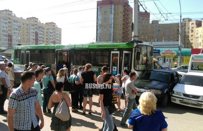 Автобус столкнулся с 12-ю автомобилями в Омске