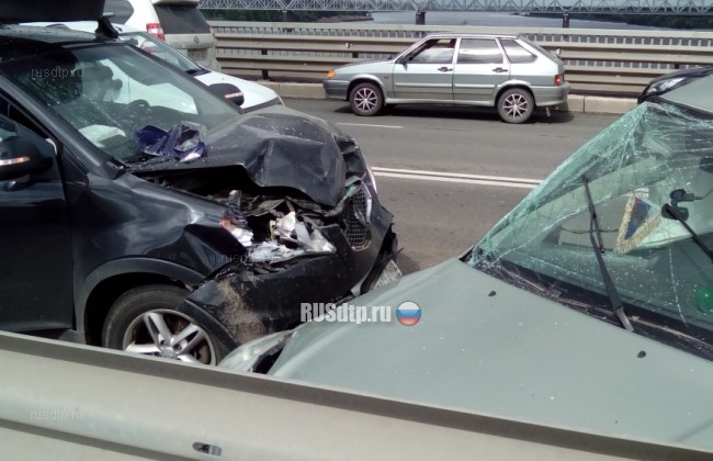 Два человека пострадали в ДТП на Октябрьском мосту в Ярославле
