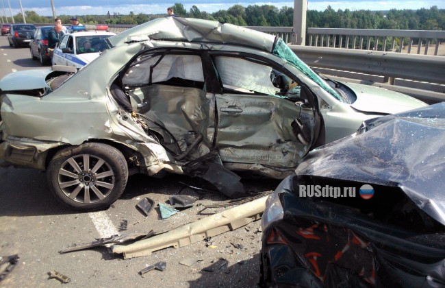 Два человека пострадали в ДТП на Октябрьском мосту в Ярославле