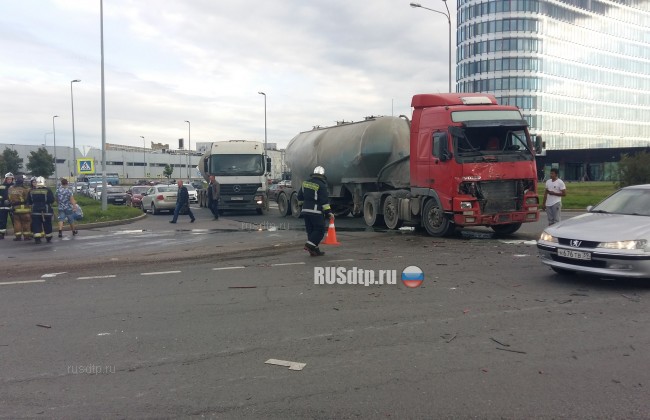 Десять человек пострадали в ДТП с участием автобуса и фуры в Санкт-Петербурге