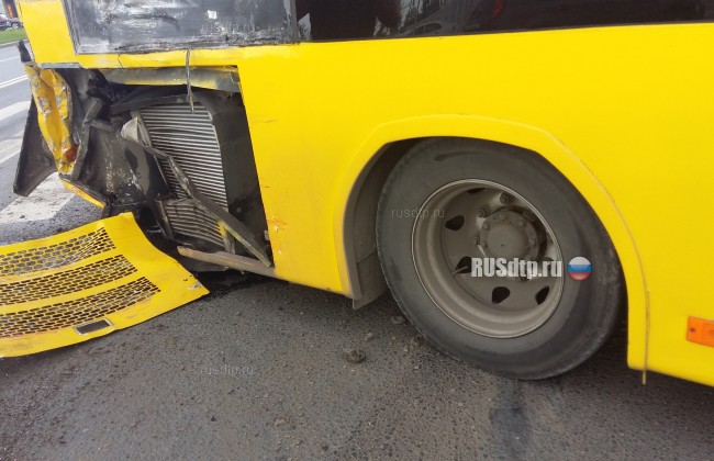 Десять человек пострадали в ДТП с участием автобуса и фуры в Санкт-Петербурге