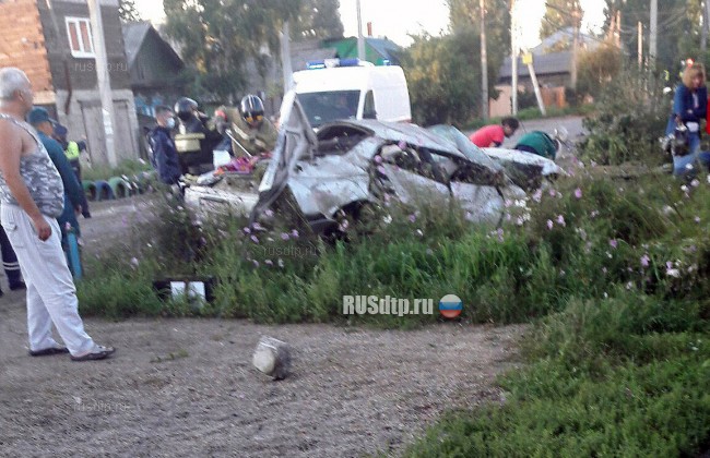 В Иркутске водителя и пассажиров выбросило из салона при столкновении автомобиля со столбом