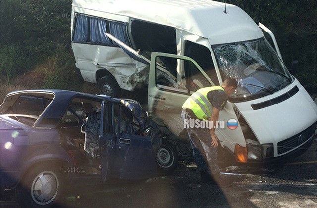 Один человек погиб и двое пострадали в ДТП с микроавтобусом в Крыму
