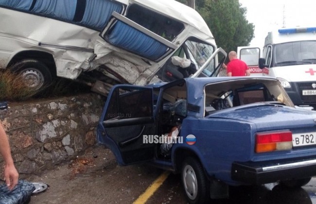 Один человек погиб и двое пострадали в ДТП с микроавтобусом в Крыму