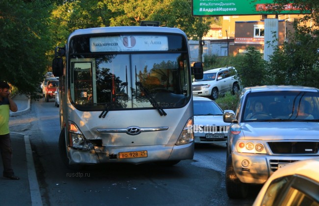 Во Владивостоке отлетевшее колесо повредило автобус и легковой автомобиль