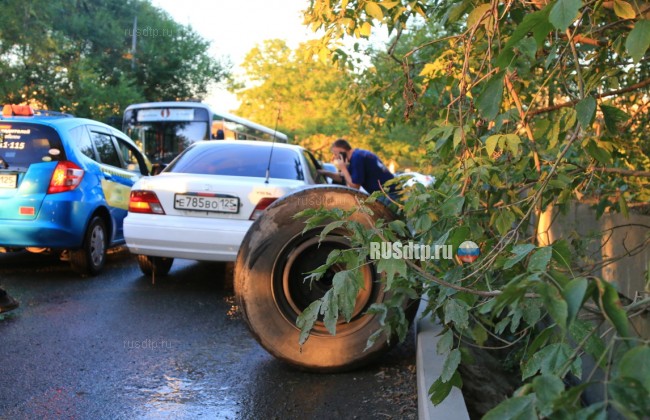 Во Владивостоке отлетевшее колесо повредило автобус и легковой автомобиль