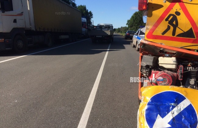 В Белгородской области микроавтобус столкнулся с разметочной машиной. Один человек погиб и 9 пострадали