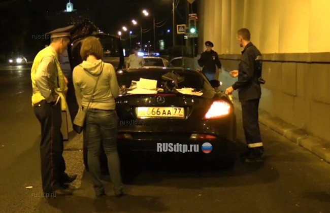 Лишенный прав водитель сбил двоих пешеходов на Бережковской набережной