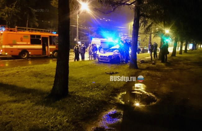«Субару» разорвало на части на проспекте Мориса Тореза в Петербурге