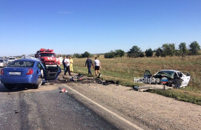 В Волгоградской области в лобовом столкновении автомобилей погибли оба водителя
