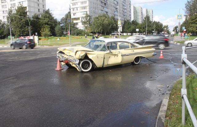 В Москве разбили раритетный Chevrolet Impala 1967 года