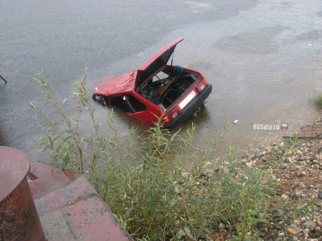 Машины падают в воду. Харовский район Понтонный мост. Машина упала в воду. Машина падает в воду. ДТП С падением ТС В воду.