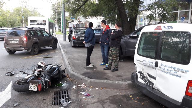 Шесть автомобилей и мотоцикл столкнулись на улице Лескова в Москве