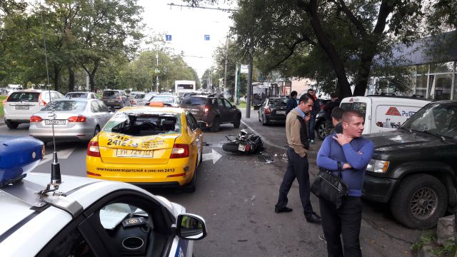 Шесть автомобилей и мотоцикл столкнулись на улице Лескова в Москве