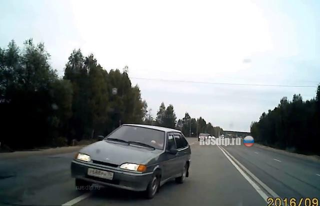 Водитель фургона спровоцировал ДТП на окружной дороге Ярославля и скрылся