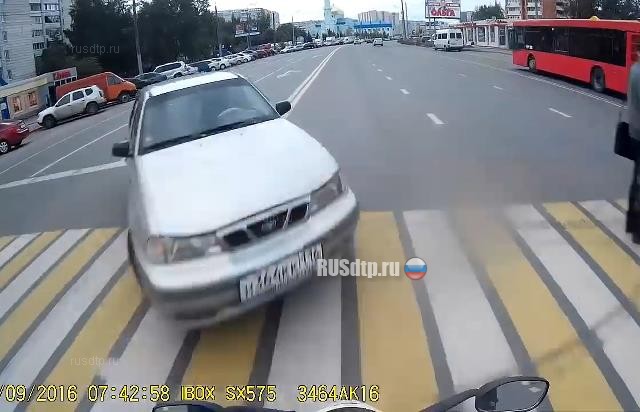 На улице Фучика в Казани столкнулись Daewoo Nexia и мотоцикл
