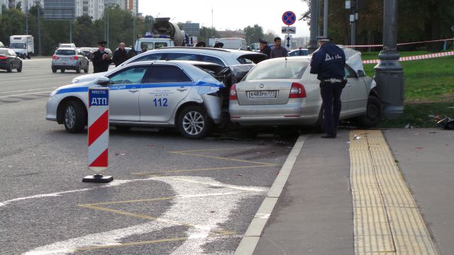 В Москве камера зафиксировала момент наезда на полицейского