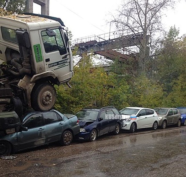 Во Владимире пьяный водитель бетономешалки смял 13 автомобилей