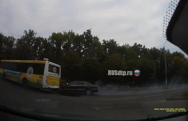 \»Мерседес\» и автобус столкнулись на улице Водопьянова в Липецке