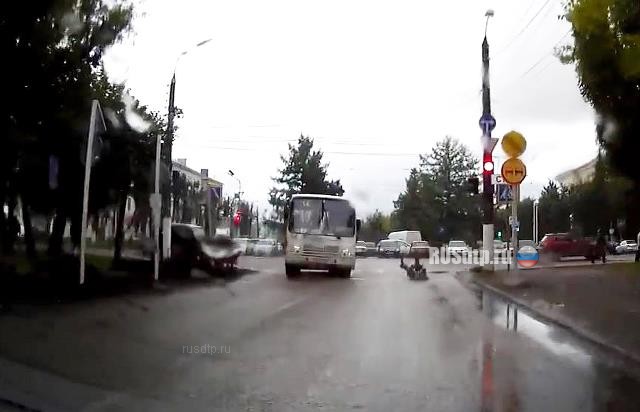 В Твери на пешеходном переходе автобус сбил женщину
