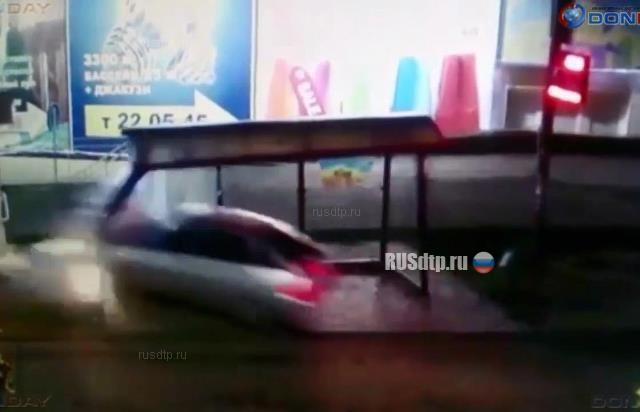 ВИДЕО: в Новочеркасске ВАЗ-2112 врезался в остановку