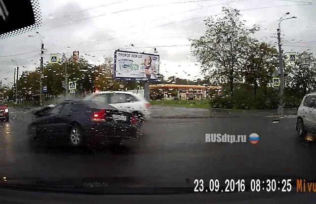 В Петербурге в результате ДТП автомобиль влетел в остановку с людьми