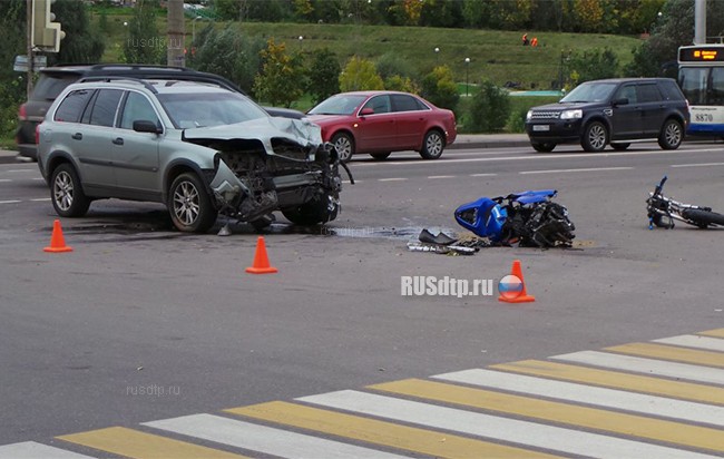 Байкер погиб в ДТП на улице Никулинской Москве