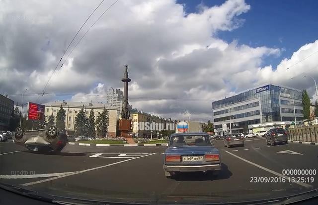 Две женщины не поделили дорогу на кольце площади Плеханова в Липецке