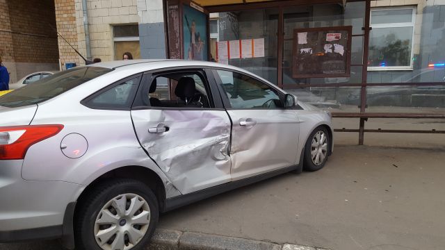 В Москве автомобиль врезался в остановку и сбил пешехода
