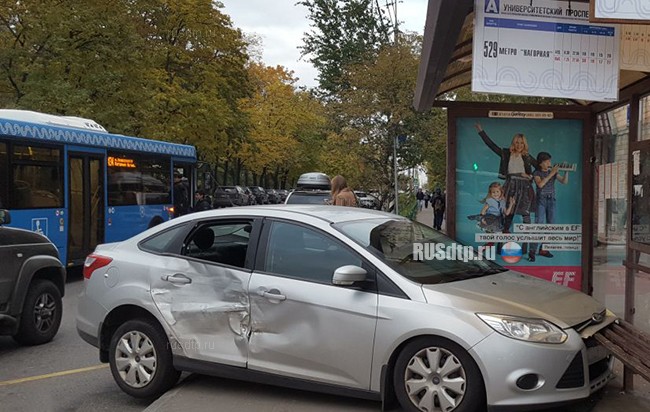 В Москве автомобиль врезался в остановку и сбил пешехода