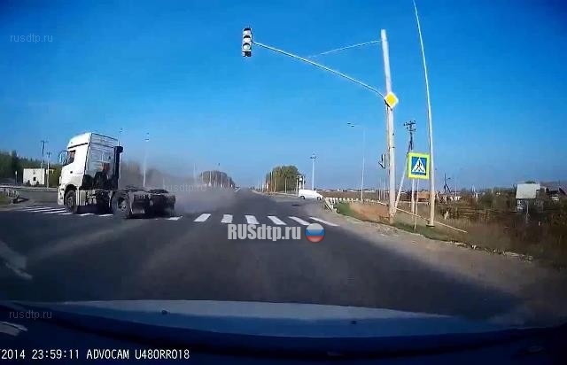 Неопытный водитель столкнулся с грузовиком на окружной автодороге Ижевска