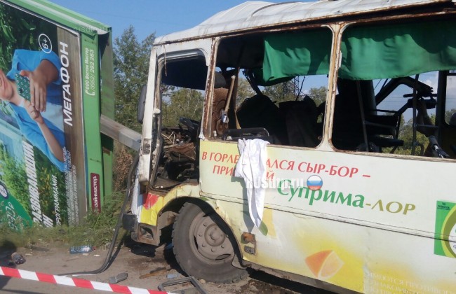 В Иркутске автобус врезался в рекламный щит. Пострадали 15 человек