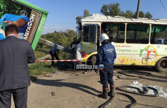 В Иркутске автобус врезался в рекламный щит. Пострадали 15 человек