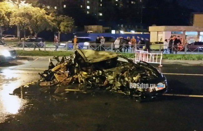 «Porsche Panamera» сгорел после столкновения с грузовиком на Васильевском острове