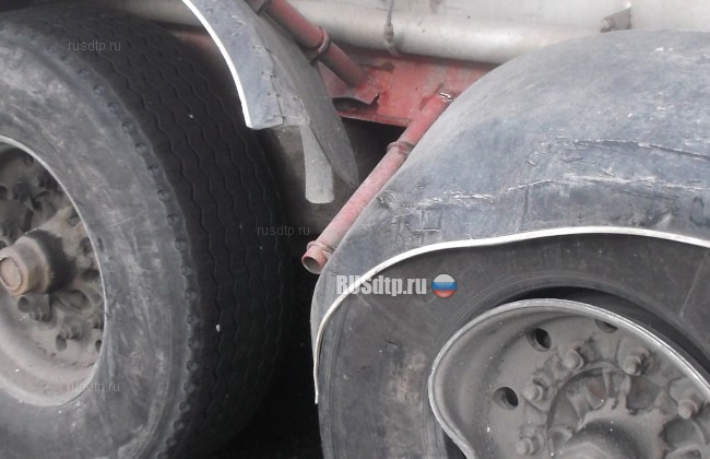В Мурманской области прицеп грузовика смял встречную легковушку