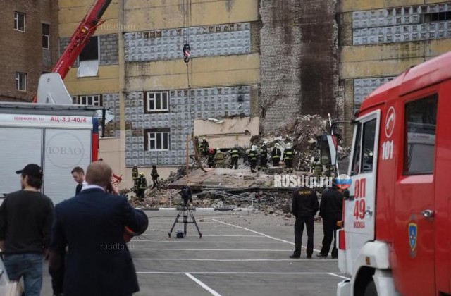 На Волгоградском проспекте обрушившееся здание повредило пять машин